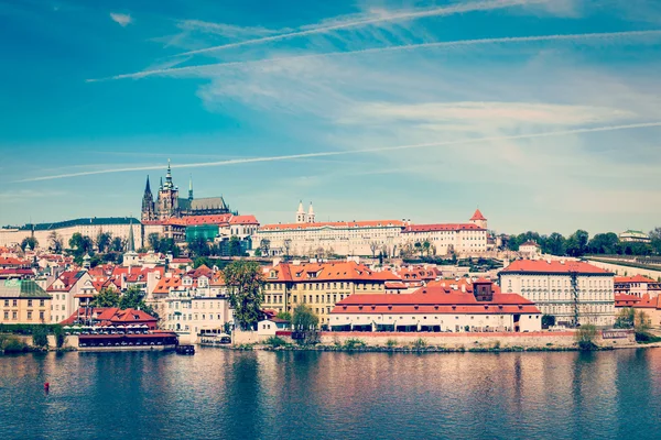 Vista da ponte Charles sobre o rio Vltava e Gradchany, Praga — Fotografia de Stock