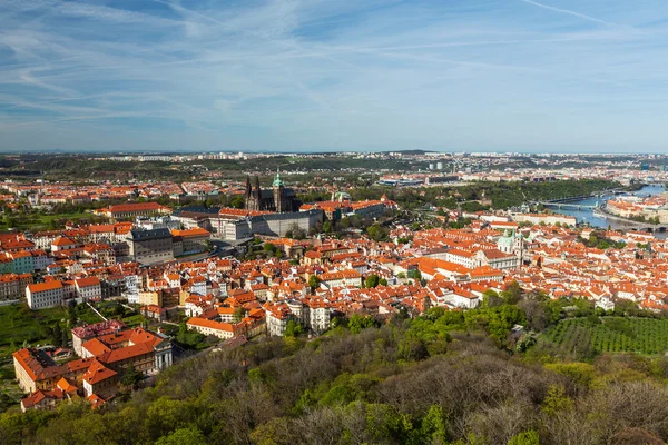 Luchtfoto van Hradchany: de kathedraal Saint Vitus (St. Vitt) — Stockfoto