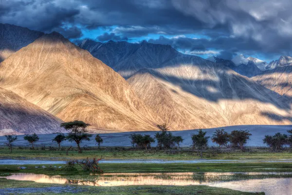 Fiume Nubra nella valle del Nubra in Himalaya — Foto Stock