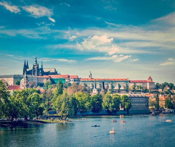 Pohled na Karlův most přes řeku Vltavu a gradchany, Praha — Stock fotografie