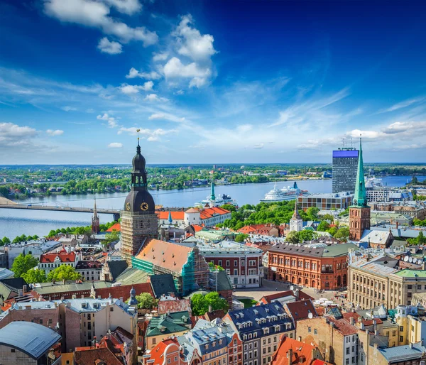 Vista aérea del centro de Riga desde la Iglesia de San Pedro, Riga, Letonia — Foto de Stock