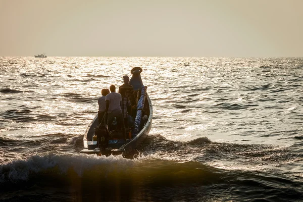 Group of Indian fishermen going into the sea — Stock Photo, Image