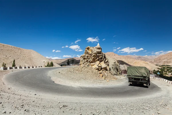 ヒマラヤの道路。インド・ラダック — ストック写真