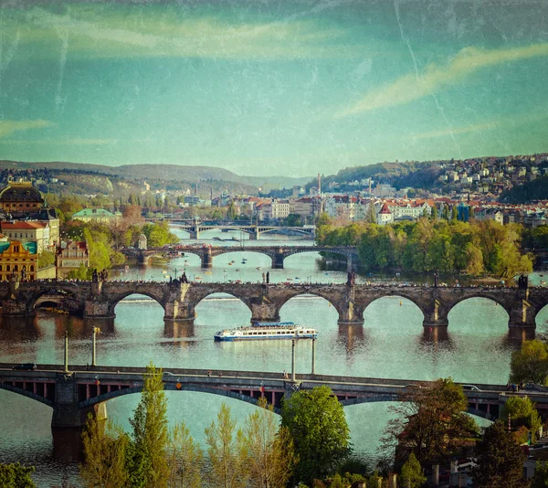 Panoramautsikt över Prag broar över floden vltava — Stockfoto