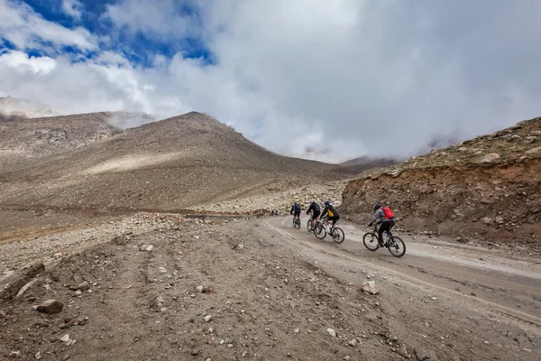 Bicycle tourists in Himalayas — Stock Photo, Image