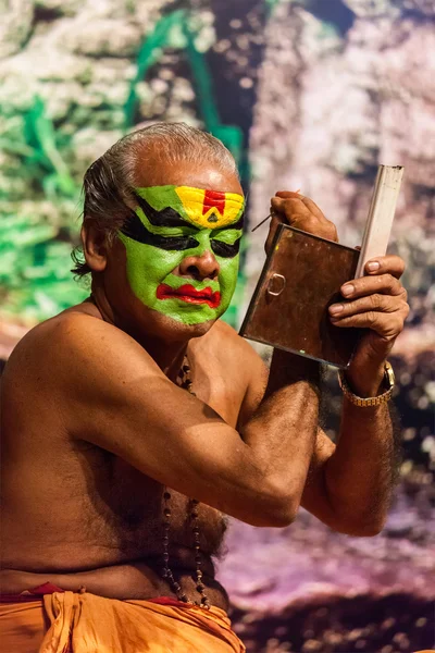 Unbekannter Kathakali-Exponent bereitet sich auf Auftritt vor — Stockfoto