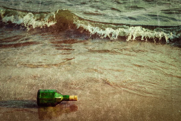 Μήνυμα μπουκάλι στην παραλία στα κύματα — Φωτογραφία Αρχείου