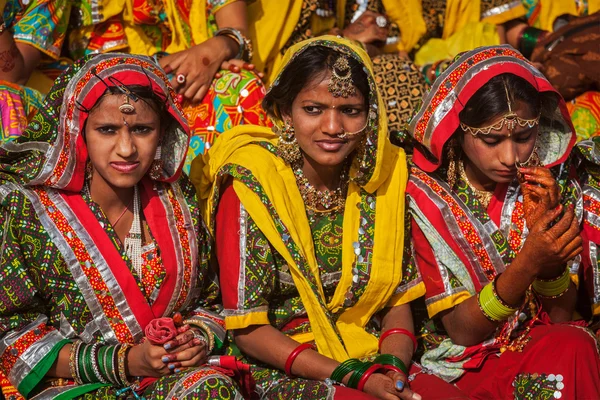 Unidentified Rajasthani girls preparing for dance perfomance — Stock Photo, Image