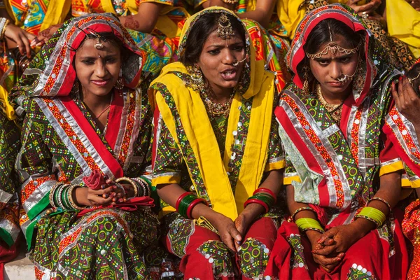 Unidentified Rajasthani girls preparing for dance perfomance — Stock Photo, Image