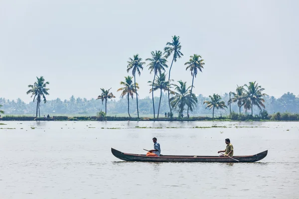 Uomini indiani non identificati in piccola barca — Foto Stock