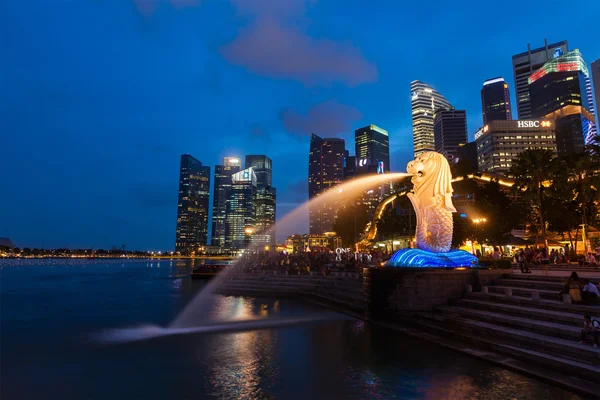 Vista noturna de Singapura Merlion na Marina Bay contra Singapura — Fotografia de Stock