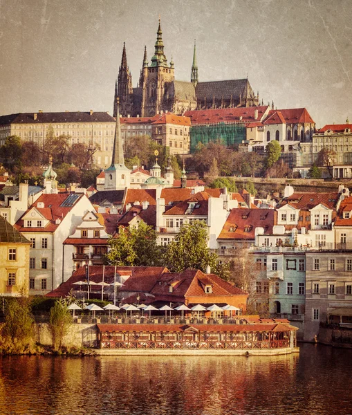 Uitzicht op Mala Strana en Praagse burcht over de Vltava rivier — Stockfoto