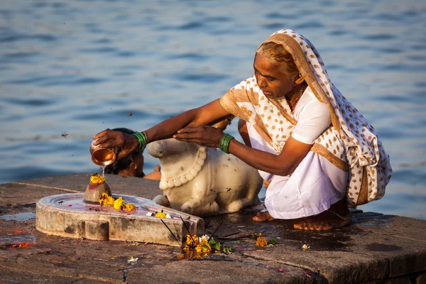 Femme indienne effectue matin pooja sur la rivière sainte ghats Narmada — Photo