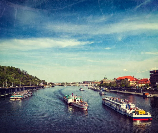 Barche turistiche sul fiume Moldava a Praga — Foto Stock