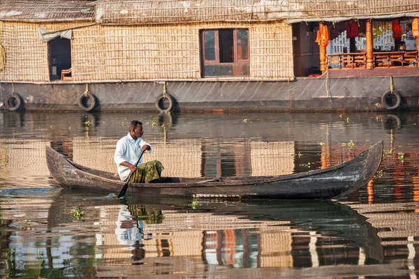 Homme indien non identifié dans un petit bateau — Photo