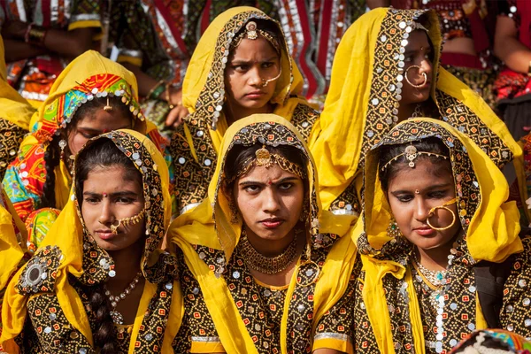 Unidentified Rajasthani girls preparing for dance perfomance — Stock Photo, Image