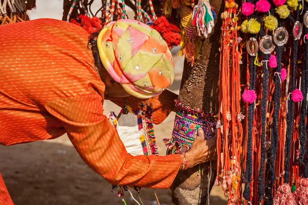 Hombre decorando su camello para el concurso de decoración de camellos en Pushkar — Foto de Stock