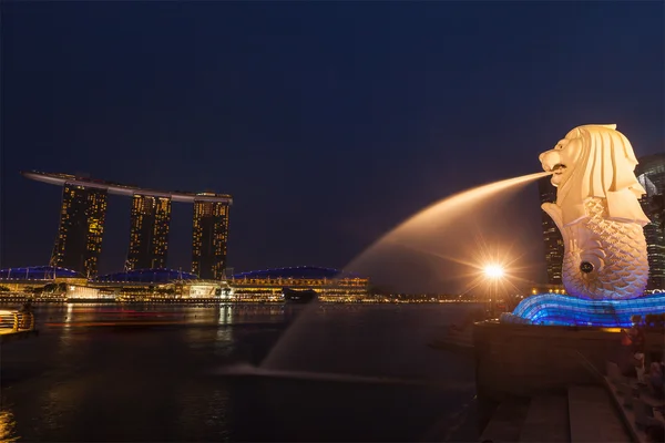 Ночной вид на Сингапур Merlion в Marina Bay и Marina Bay San — стоковое фото