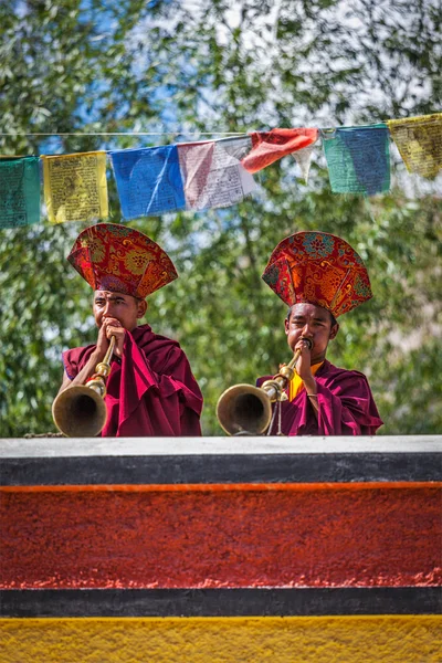 Monjes budistas tibetanos tocando instrumentos musicales tradicionales —  Fotos de Stock