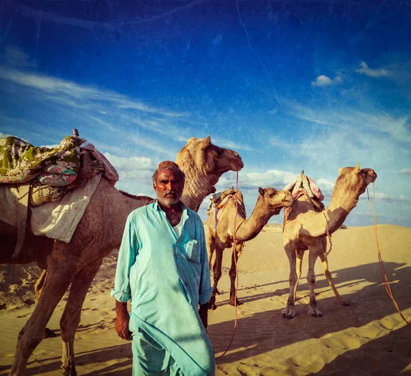 Cameleer (kameel rijder) met kamelen in duinen van thar woestijn — Stockfoto