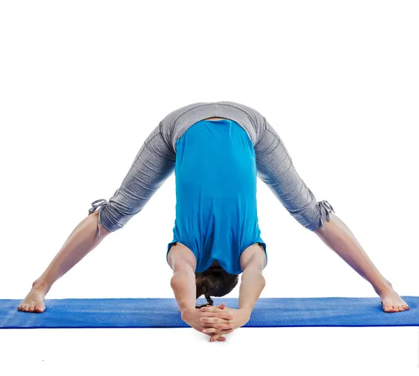 Yoga - jovem mulher bonita fazendo ioga asana excerise — Fotografia de Stock