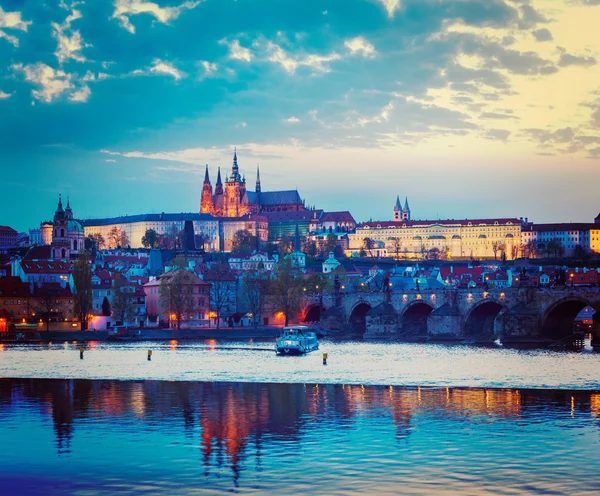 Vue du pont Charles et du château de Prague au crépuscule — Photo