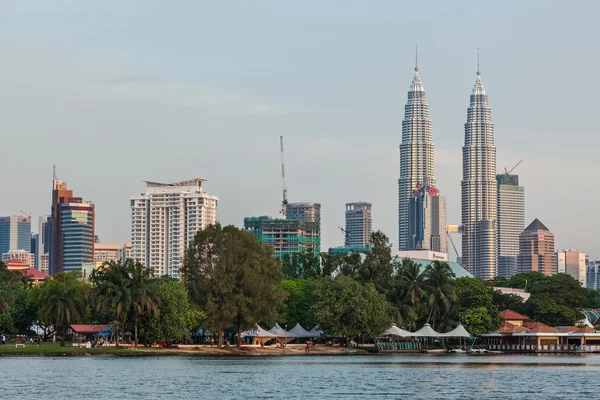 Petronas Iker Tornyok felhőkarcoló. Kuala lumpur, Malajzia — Stock Fotó