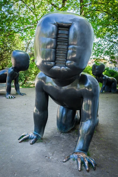 Crawling baby sculpture by David Cerny in Prague, Czech republic — Stock Photo, Image