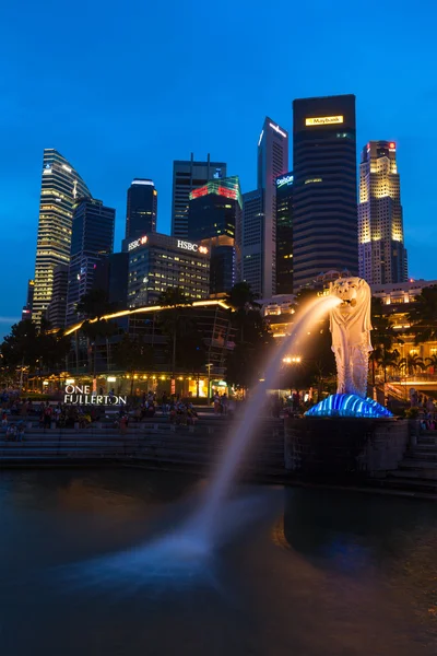 Éjszakai kilátás singapore merlion, Marina bay, Szingapúr elleni — Stock Fotó