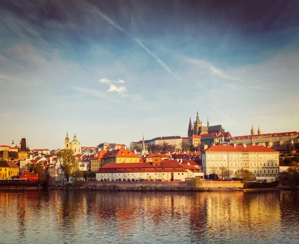 Gradchany (Castello di Praga) e Cattedrale di San Vito — Foto Stock