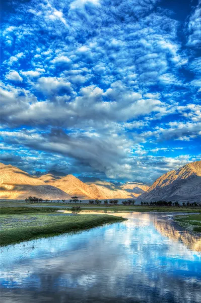 Nubra floden i nubra valley i Himalaya — Stockfoto