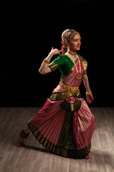 Nádherná holka tanečník indického klasického tance bharatanatyam — Stock fotografie