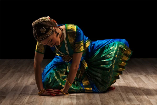 Nádherná holka tanečník indického klasického tance bharatanatyam — Stock fotografie