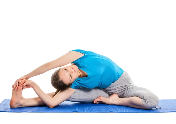 Yoga - jovem mulher bonita fazendo ioga asana excerise — Fotografia de Stock