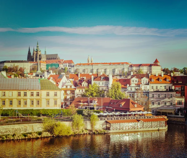 Uitzicht op Mala Strana en Praagse burcht over de Vltava rivier — Stockfoto