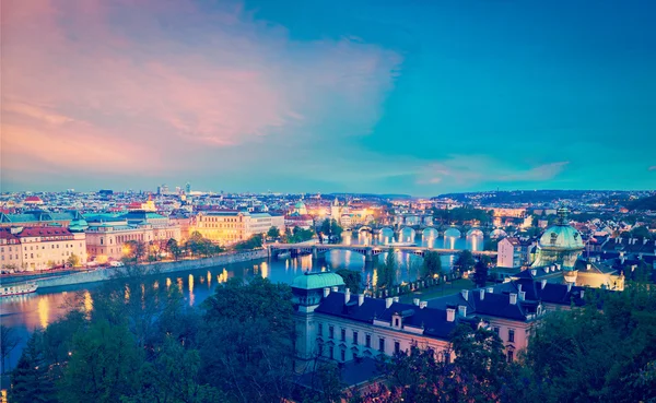 Panoramisch uitzicht op Praag bruggen over de rivier vltava — Stockfoto