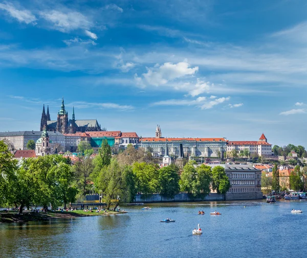 Pohled na Karlův most přes řeku Vltavu a gradchany, Praha — Stock fotografie