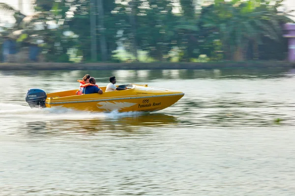 Unidentified foreing tourists in speed boat — Stock Photo, Image