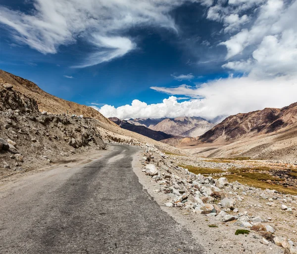 Droga w Himalajach. Ladakh, Indie — Zdjęcie stockowe