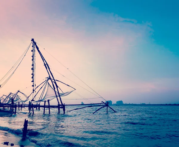 Chinesische Fischernetze bei Sonnenuntergang. kochi, kerala, indien — Stockfoto