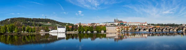 Panorama van Praag: mala strana, charles bridge en Praag kasteel — Stockfoto