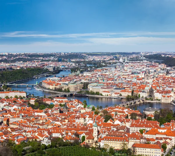 Vista da Ponte Charles sobre o rio Vltava e a cidade velha — Fotografia de Stock