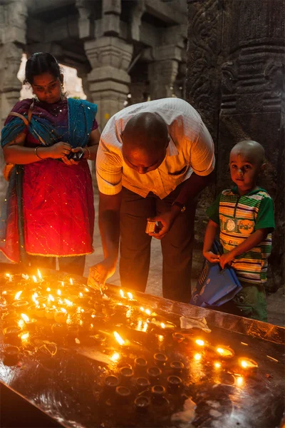 Familia india no identificada padre madre hijo adoración — Foto de Stock