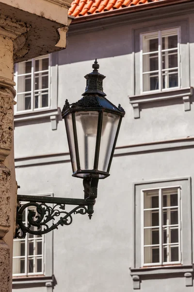 Vieux lampadaire rue Prague — Photo