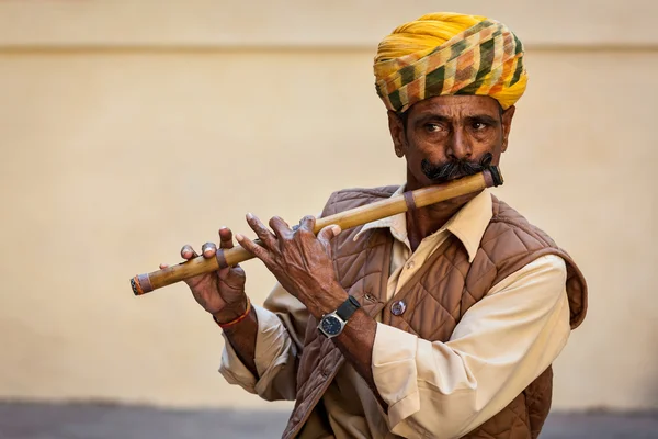 Indian man plays wooden flute in Mehrangarh fort — Stock Photo, Image