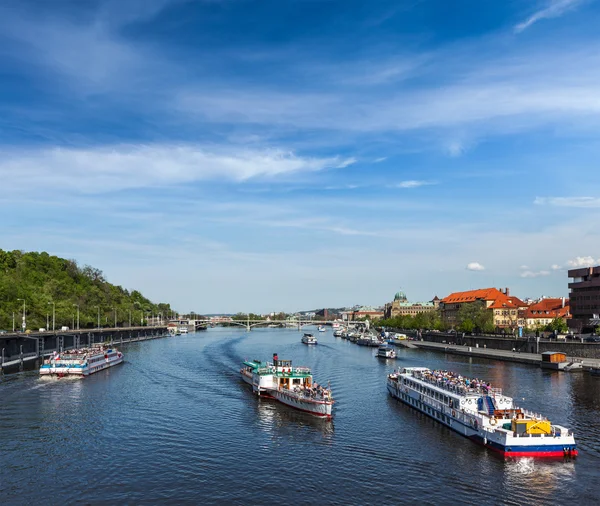 Turista hajók a Moldva folyón Prágában — Stock Fotó