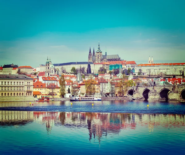 Uitzicht op de Karelsbrug over de Moldau en gradchany, Praag — Stockfoto