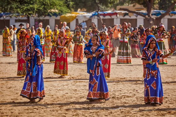 Unidentified Rajasthani girls preparing for dance perfomance — Stock Photo, Image