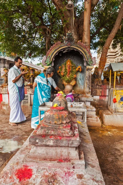 Indian pilgrim family worshipping Hindu god Ganesh — Stock Photo, Image