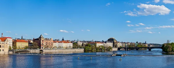 Пражский Старый Место набережная панорама с Карлова моста — стоковое фото